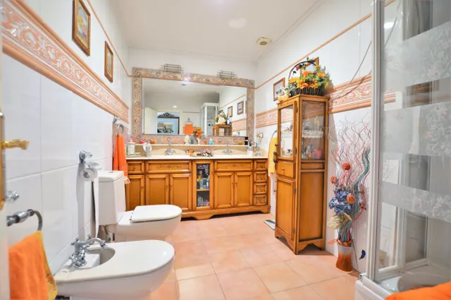 CASA DE TRES PLANTAS CON LOCAL JUNTO A PARQUE EN EL CENTRO DE ELDA — 8
