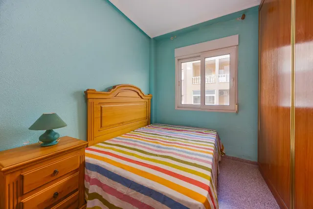 Amplio apartamento de 4 dormitorios en el corazón de Torrevieja — 28