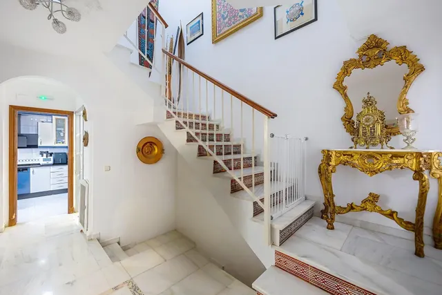 Gran casa unifamiliar con piscina privada, 4 dormitorios y semisótano. — 7