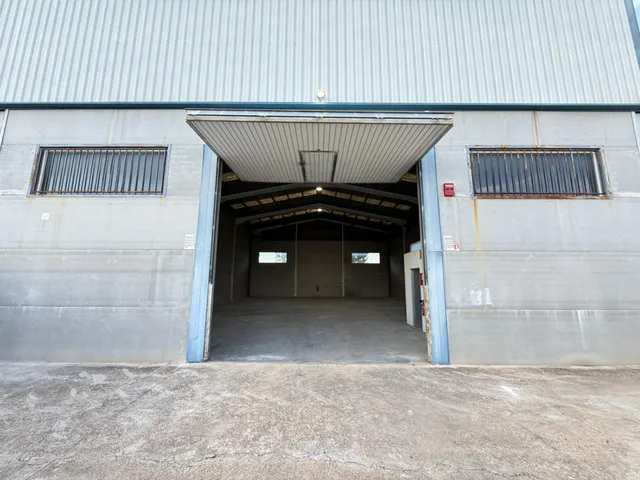 Nave Industrial en Alquiler de 330 m2 + 210 m2 de Patio | 540 m2 de Parcela — 28