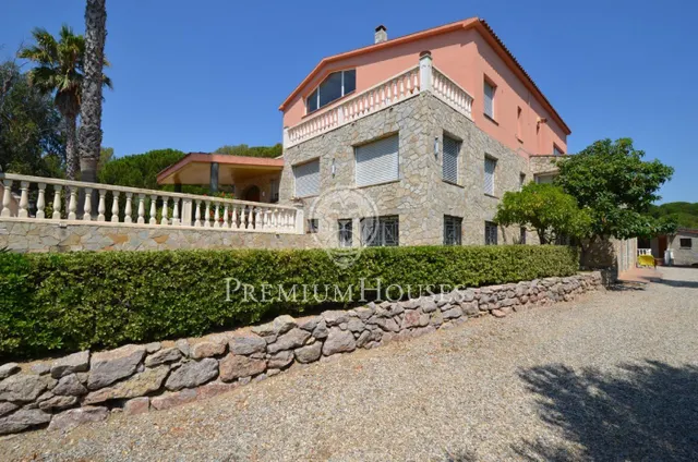 Casa en venta con gran parcela frente al mar en Canet de Mar — 3