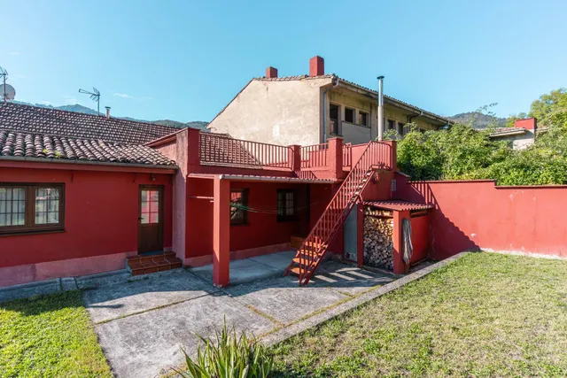 Casas, nave y fincas en venta en Caborana (aller) — 38