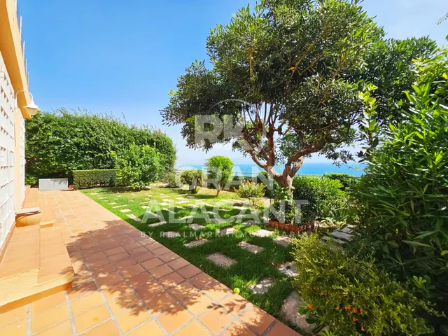 CASA EN PRIMERA LÍNEA CON VISTAS FRONTALES AL MAR - foto 3