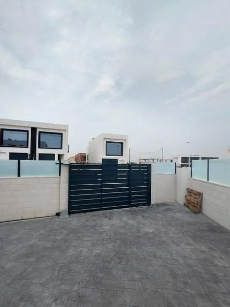 ALTO STANDING - Se vende bonita y amplia VILLA CON SOTANO Y PISCINA PRIVADA, 300 metros de parcela.- — 7