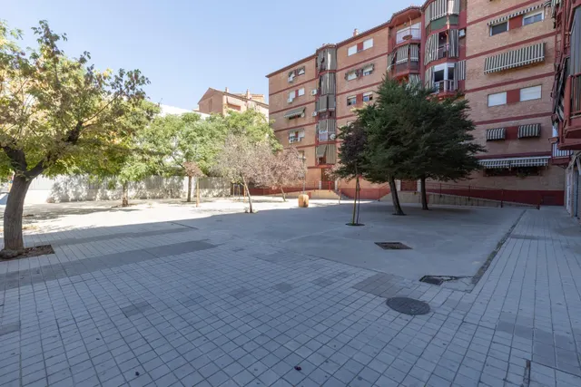 ⭐ LOCAL EN ESQUINA EN GRANADA CAPITAL – CREA TU PROPIO PROYECTO DESDE CERO — 12