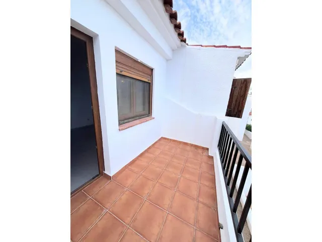 CASA ADOSADA REFORMADA, JARDIN, APARCAMIENTO, PISCINA COMUNITARIA, CHIMENEA, PARCIALMENTE AMUEBLADA — 25