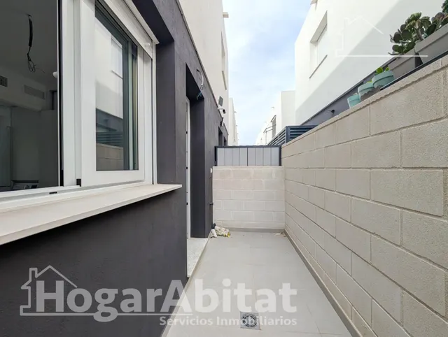 Estrena estilo de vida en este moderno adosado con gran porche, terraza, patio y piscina comunitaria — 7
