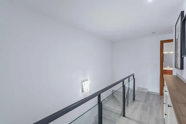 Amplia casa de 182 m2 con patio, gran sótano y a menos de 5 minutos del metro — 24