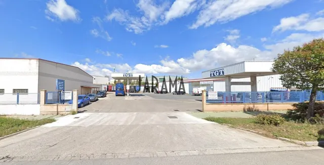 NAVE INDUSTRIAL CON GASOLINERA, LAVADERO Y TALLERES EN POLIG