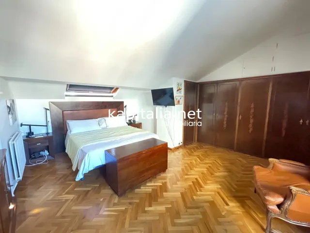 Ático duplex con chimenea y vistas panorámicas — 15