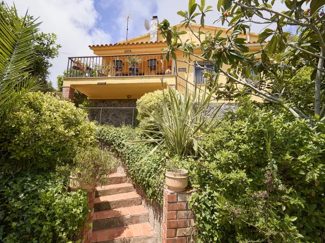 Chalet con jardín privado, y dos accesos independientes en S