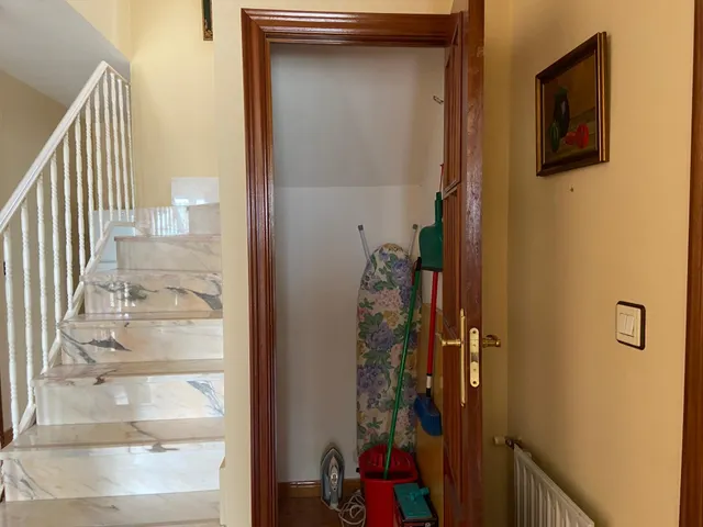 SE VENDE DÚPLEX AMUEBLADO. COCINA, SALÓN, 3 HAB., 2 BAÑOS, TRASTERO Y PLAZA DE GARAJE. — 11