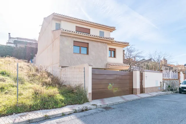 ¡Descubre el hogar de tus sueños en este espectacular chalet independiente! — 2