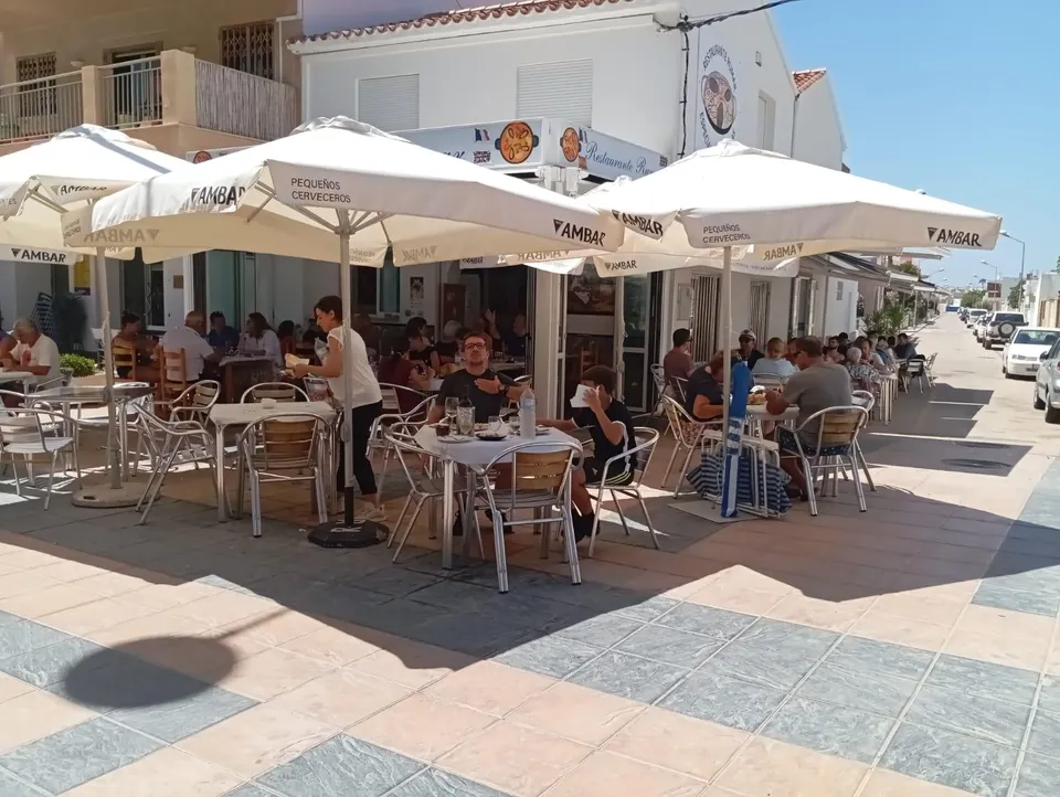 Venta restaurante con licencia de restaurante para entrar ya, y con vivienda en parte superior.