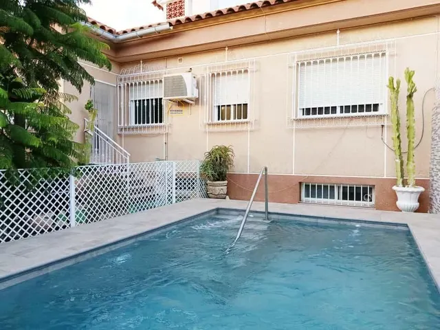 Chalet de 6 dormitorios y piscina privada, a la venta en Lor - foto 2
