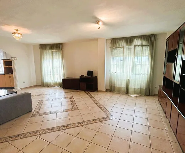 SE VENDE AMPLIO PISO EN CALLE ZARAGOZA — 10