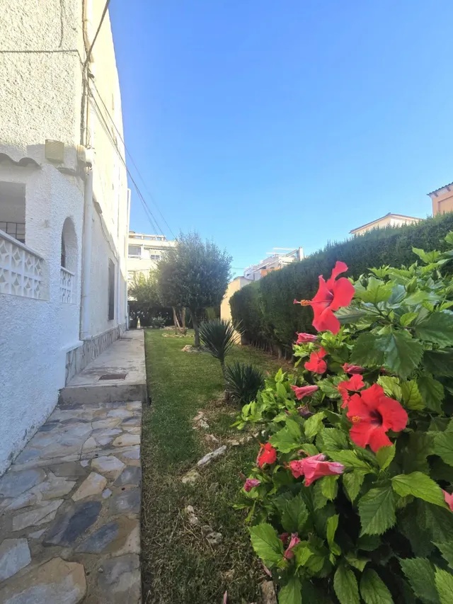 Dúplex adosado, 2 dormitorios, 1 baño, piscina comunitaria, cerca de la Avda. de las Habaneras, a unos 10/15 min. a pie de la playa del Cura — 35