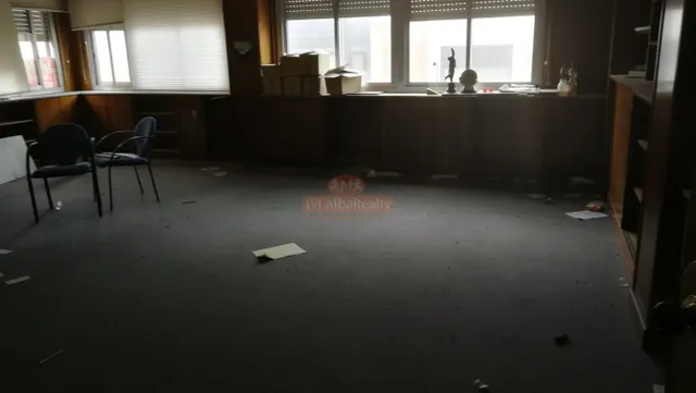 OCASION! SE ALQUILA GRAN ENTREPLANTA CON DIVERSOS DESPACHOS Y OFICINAS, EN EL CORAZON DE ALBACETE — 33