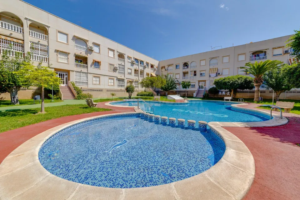 Ático con terraza, garaje y piscina a 250 metros del mar