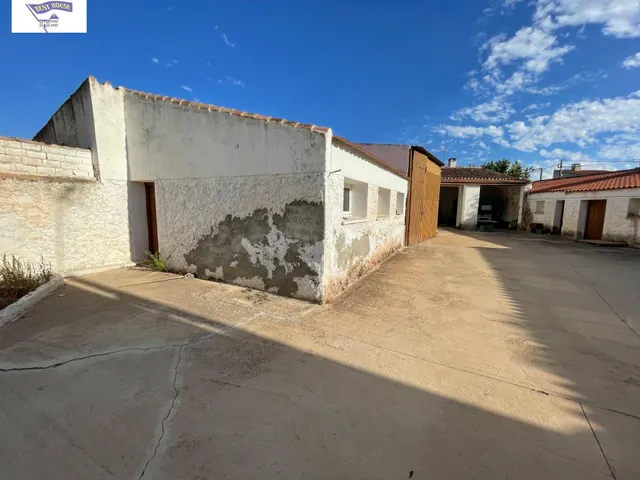 Amplia Casa de Pueblo en Aguas Nuevas con Potencial Único
