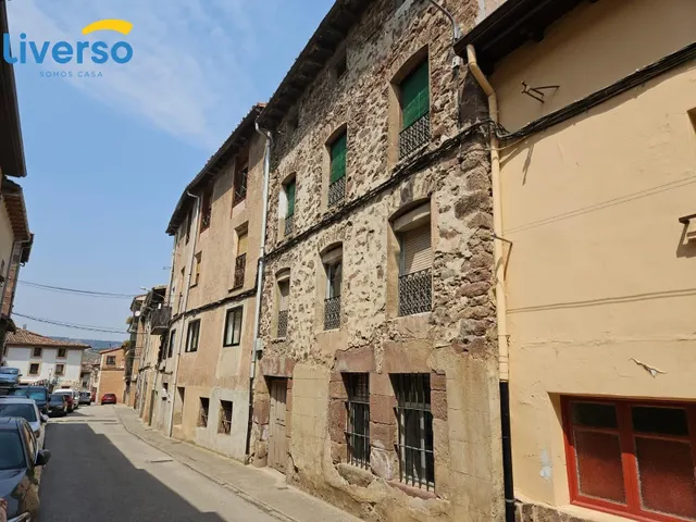 Amplia vivienda con encanto en Pradoluengo, ideal para inver