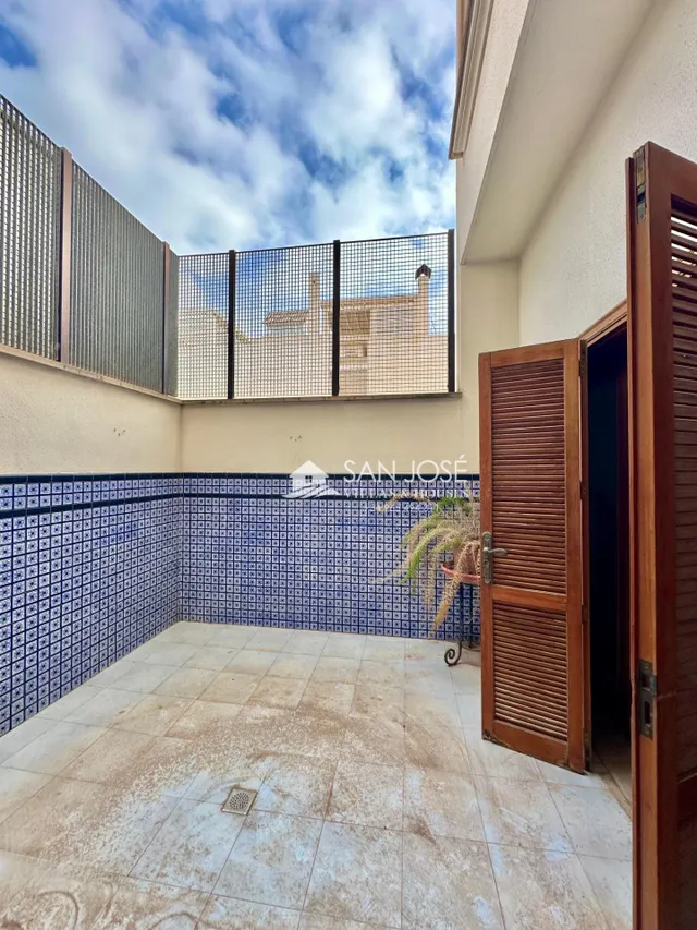 SE VENDE CASA CON PISCINA EN GLORIETA DE NOVELDA. — 22