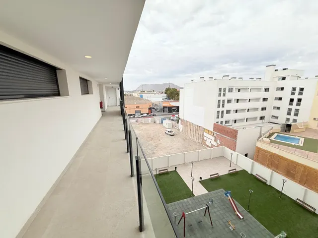 Luminoso apartamento semi-nuevo con terraza, piscina y parking — 34