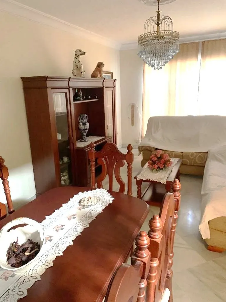 Gran casa con garajes y local comercial