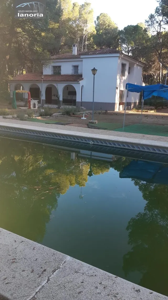 Grupo la Noria Vende Chalet de 7 dormitorios y piscina, zona urbanización los pinares del jucar. — 7
