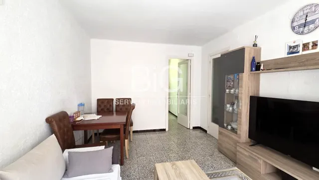 Piso en venta con inquilino en Rocafonda - foto 2