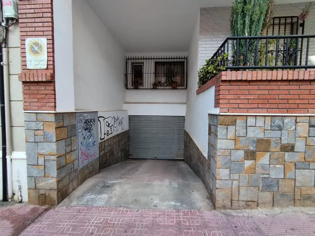 Se vende plaza de garaje para coche pequeño, cerca del paseo marítimo, en Torrevieja. — 7