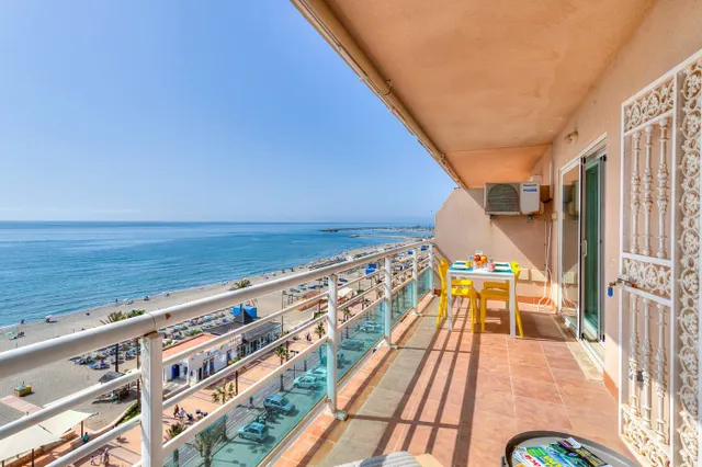 Amplio piso en alquiler de larga temporada en primera línea de playa, con vistas frontales al mar — 5