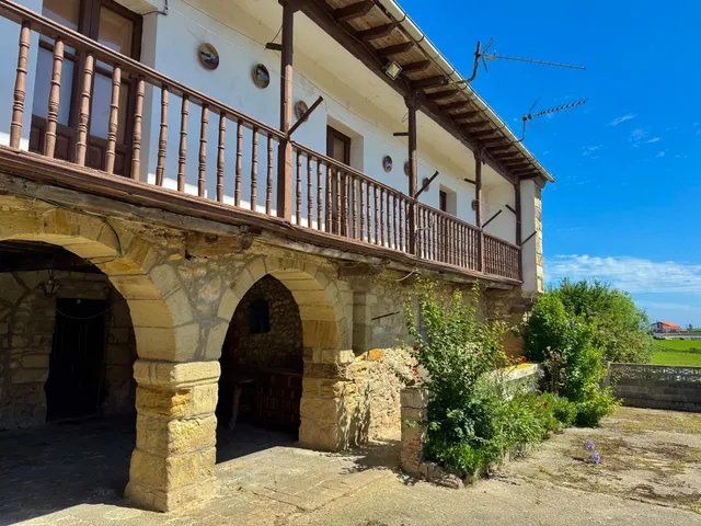 CONJUNTO DE EDIFICACIONES CON TERRENO URBANO EN LA REVILLA. — 26