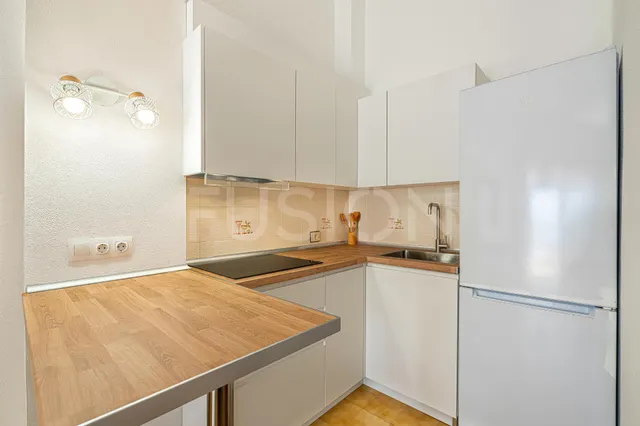 Piso con dormitorio independiente, cocina reformada y zona de piscina cerca de la playa — 17