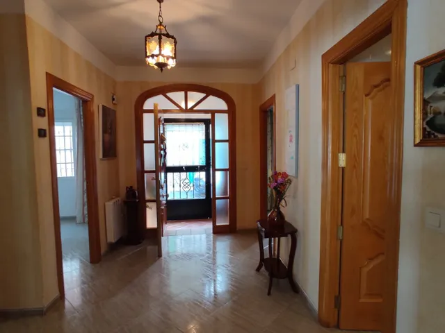 CASA EN UNA PLANTA !! Tres dormitorios, dos baños, patio, cochera. — 17
