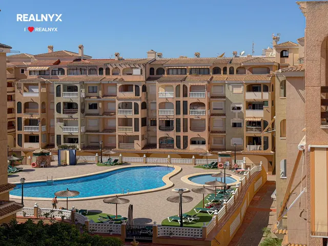 ¡Oferta Especial! Amplio apartamento con 3 dormitorios + gran terraza y vistas a la piscina comunitaria + Garaje incluido en el precio — 28