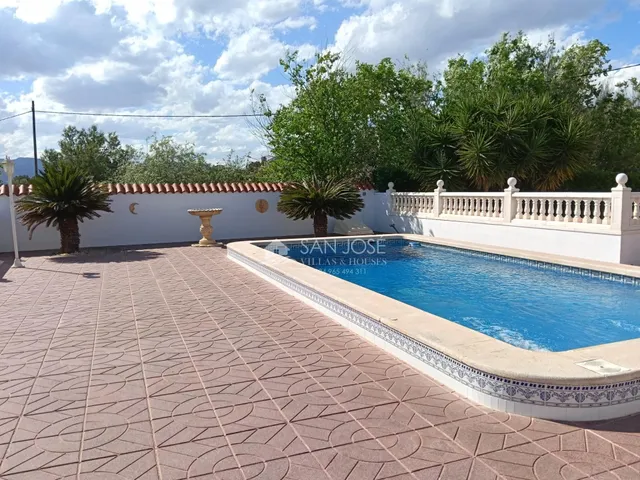 SE VENDE CHALET CON PISCINA EN BUEN ESTADO EN ASPE — 36