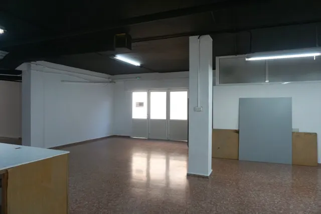 Estupenda entreplanta en planta primera, con montacargas. — 10
