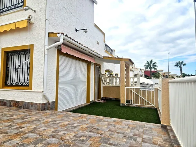 Casa cómoda de 6 dormitorios con piscinas comunitarias y pis - foto 2