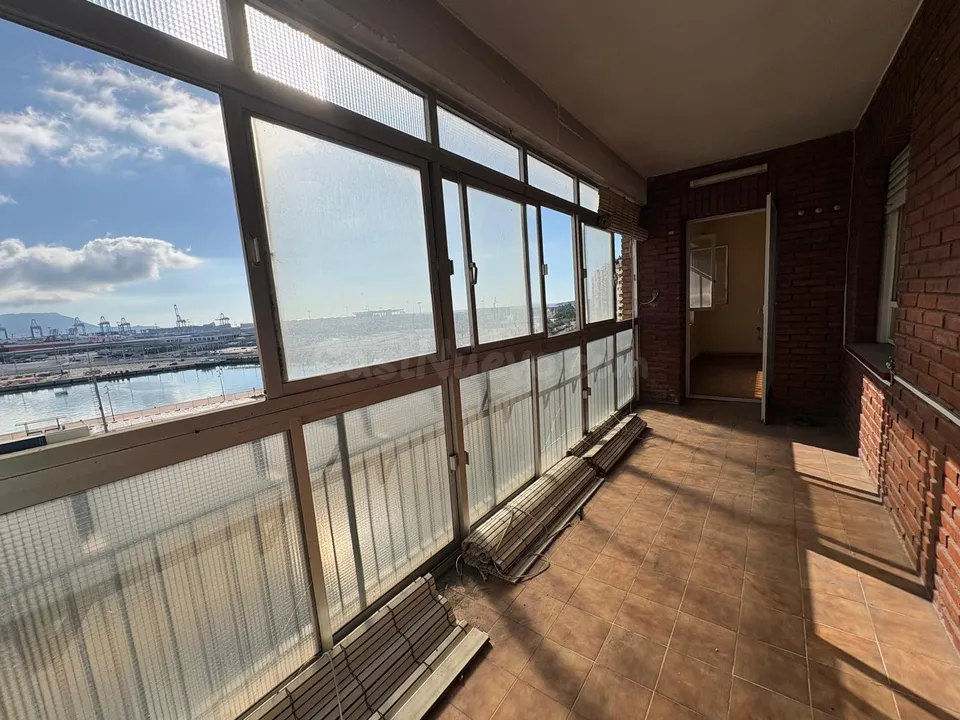 FANTÁSTICO PISO CON TERRAZA Y VISTAS A LA BAHIA. EN PERIODO DE PUJAS AL ALZA HASTA EL 08/10