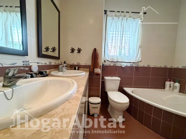 Privacidad y vida al aire libre en este exclusivo chalet con jardín, buhardilla y garaje en Masías — 36