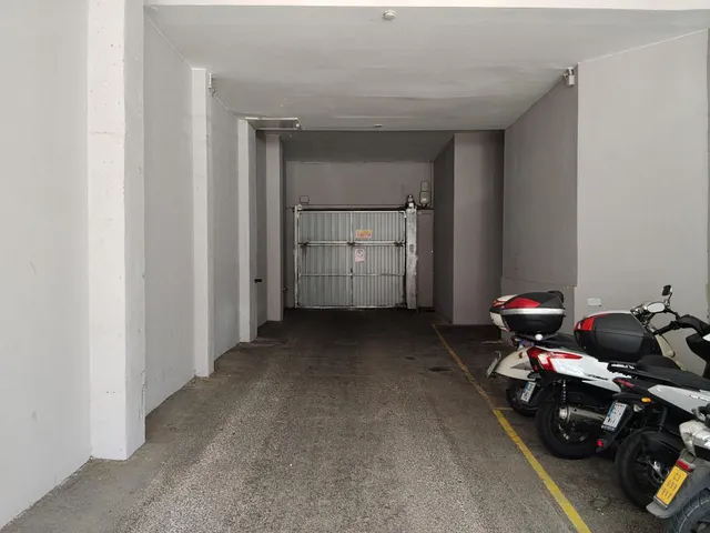 Piso de 77 m2 útiles. Distribuidos en tres dormitorios, salón, cocina, baño y zona de aparcamiento en la parte interior de la urbanización — 25