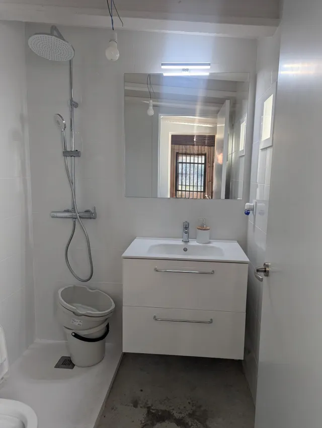 Casa en barri antic – totalmente rehabilitada – 3 lavabos completos — 6