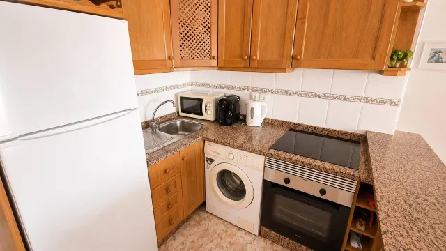 Apartamento turístico en primera línea de mar con piscina, garaje y solárium panorámico — 15