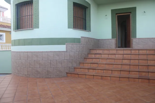 Fantástico Chalet Estilo Mediterráneo en Los Altos de Torrevieja con 3 Dormitorios y 4 Baños — 27