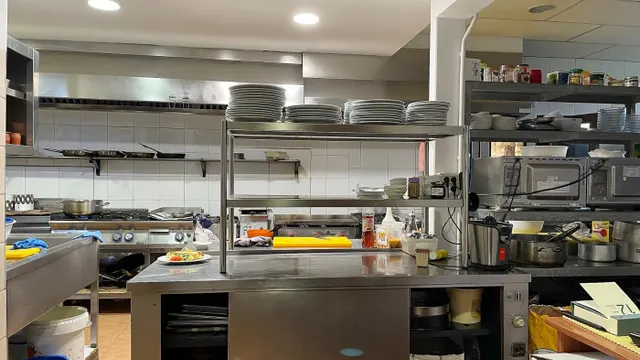 Venta de restaurante y fábrica de embutidos — 27