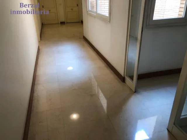 Oficina en el centro, edificio de oficinas, con trastero. MONTADA — 28