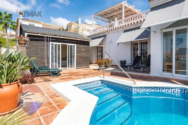 VILLA INDEPENDIENTE CON PISCINA, GRANDES TERRAZAS Y VISTAS AL MAR EN BENAJARAFE — 28