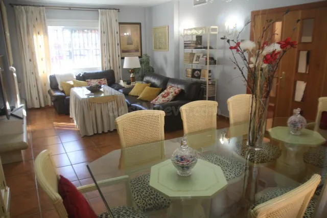 se vende casa adosada en el centro a tan solo 150 metros de  - foto 3