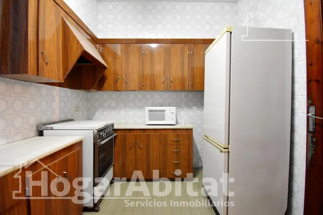 Amplia casa de pueblo con terraza, balcón y trastero — 2